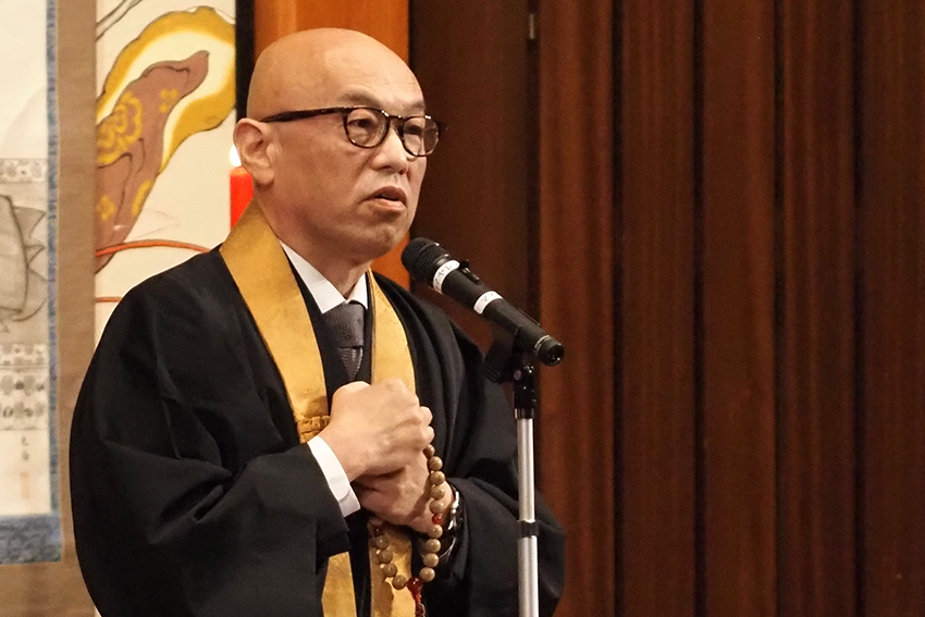 関西のイントネーションでゆったりと語る総長 釈徹宗先生