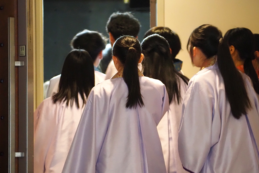 仏前荘厳前。緊張しつつ袖に控えます