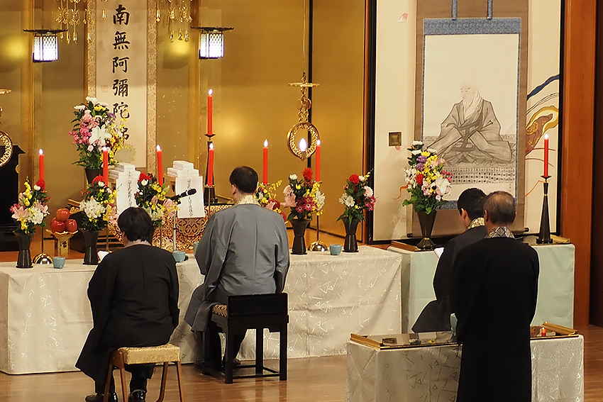 赤いろうそくやたくさんの花でお荘厳されて華やかな雰囲気のお仏壇