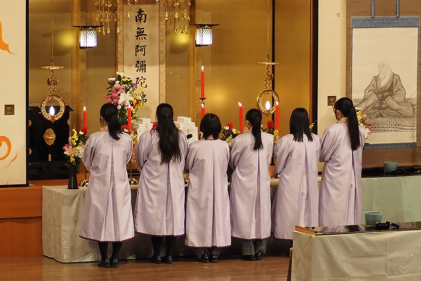 献灯する高校生たち