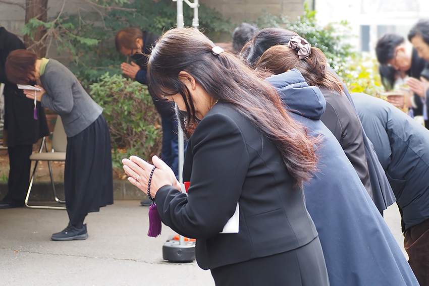 深い哀悼の念とともに