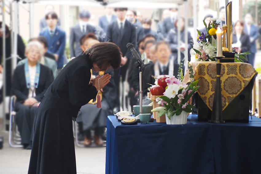 手を合わせるくれない会会長