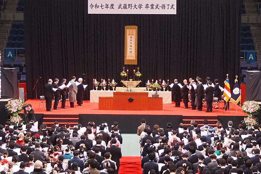 厳かな空気に包まれた令和7年度武蔵野大学卒業式・武蔵野大学大学院 学位記授与式