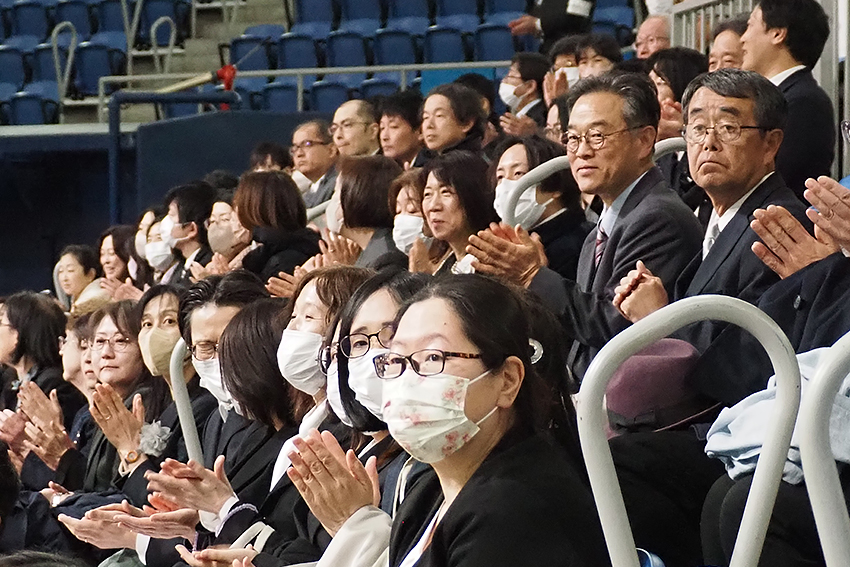 卒業生を拍手で見送る先生方