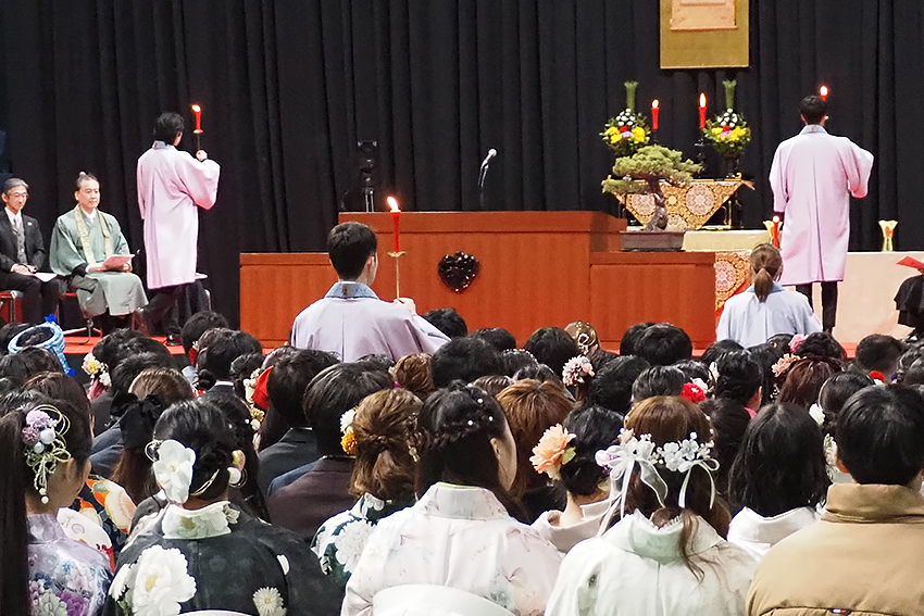 午後12時30分、仏前荘厳がはじまる