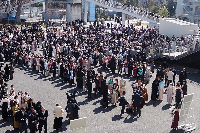 閉式後、記念撮影の長い列