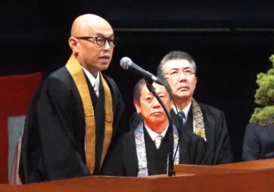 祝辞を述べる釈撤宗総長