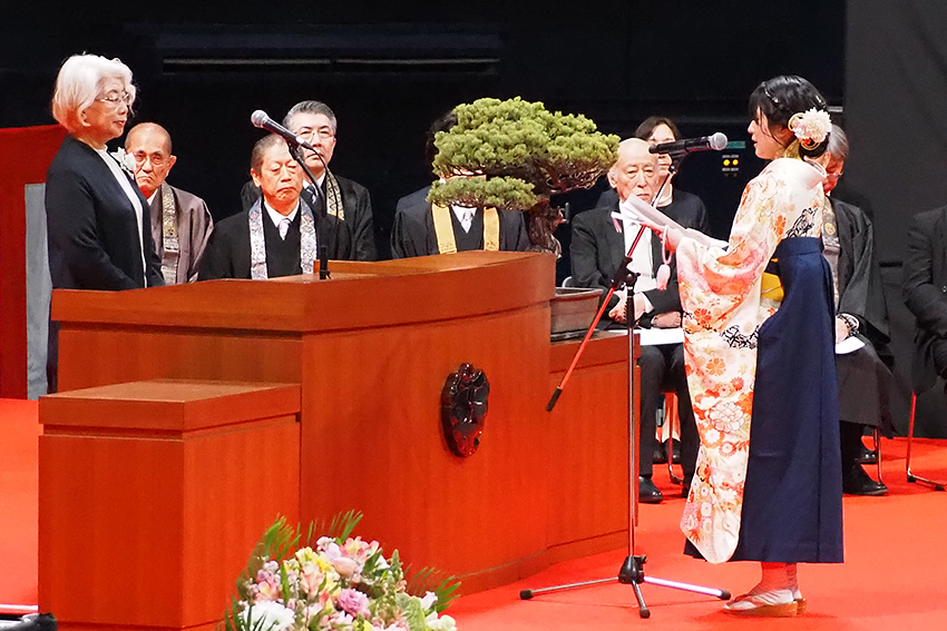 謝辞を述べる卒業生代表　教育学部 幼児教育学科 松井李里花さん