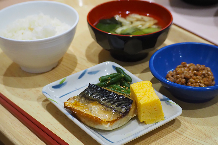 「サバの塩焼きと納豆、最高！」