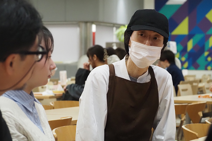 学生の声に耳を傾ける食堂スタッフの上原さん