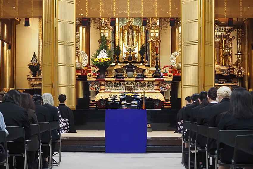 午前9時ちょうど。参拝する新入生
