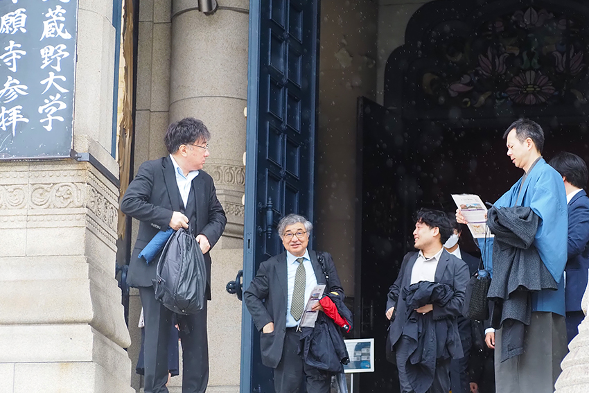 学部の先生方も参拝します