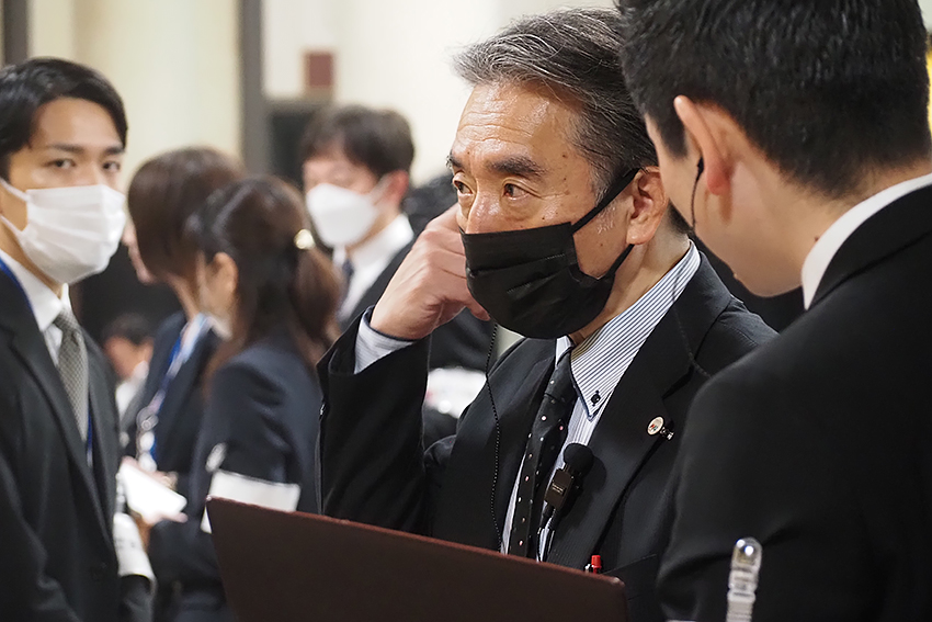 全体に目を光らせる統括責任者飯塚部長
