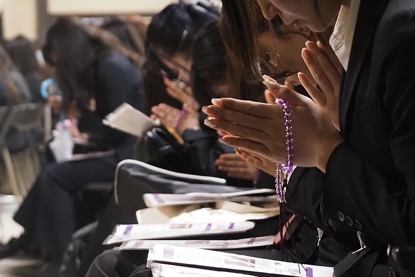 真新しいお念珠を手にかけ合掌・礼拝