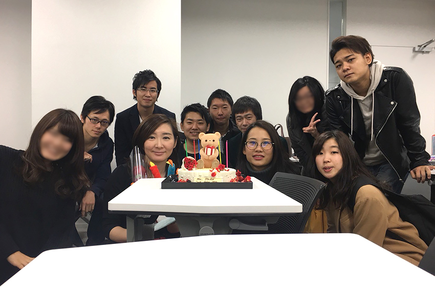 金尾先生(前列左から2人目)は「お母さんのような存在」だと話す