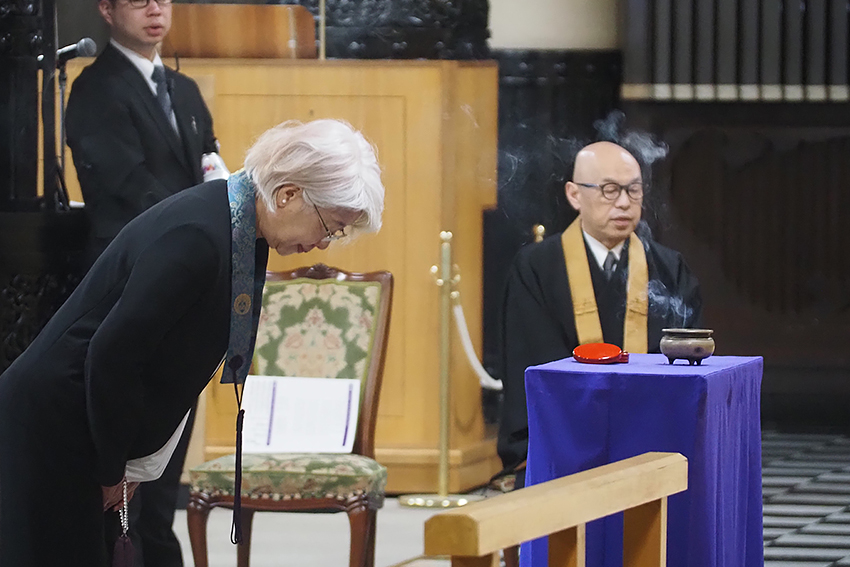 代表焼香する小西聖子学長