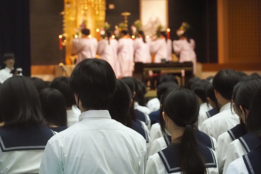 仏前荘厳を見つめる武蔵野大学中学校・高等学校の生徒たち