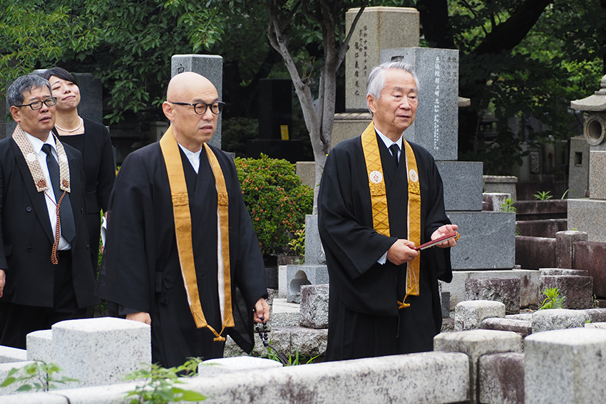 談笑する中尾理事長(右側)と釈徹宗総長(左側)