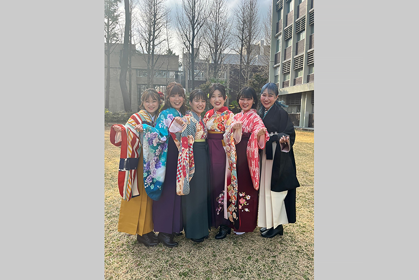 2022年3月に武蔵野大学の教育学部幼児教育学科を卒業。松田さんは左端