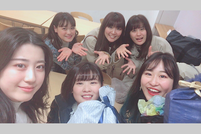 大学時代は6人組で過ごす時間が多かった。後列左端が松田さん
