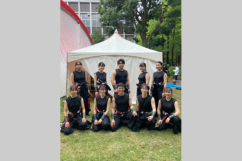 大学公認クラブの「和太鼓 隼(はやぶさ)」でも活動。前列左から2人目が伊藤さん