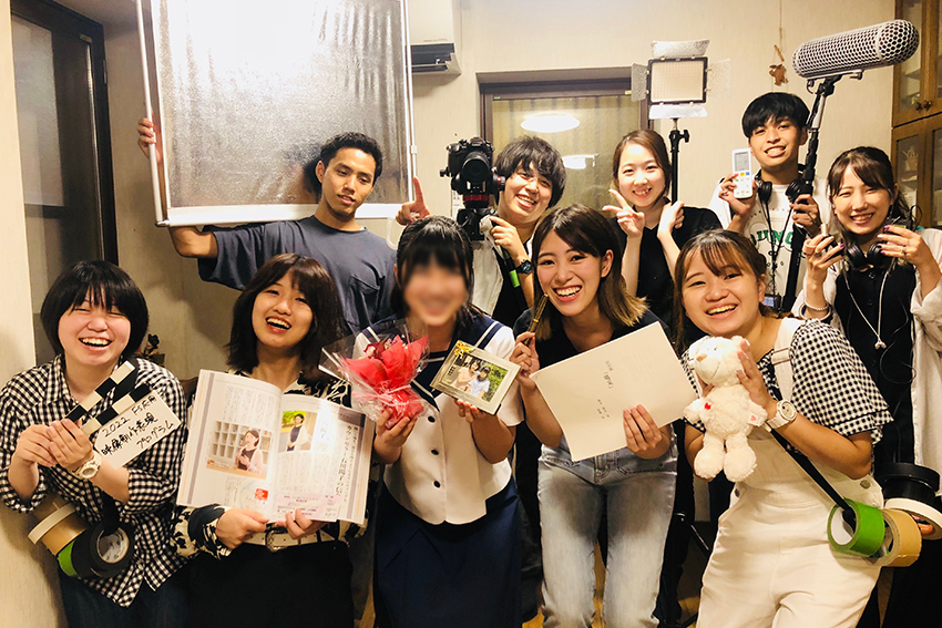 『万年幻想曲』を撮影したメンバーたちと。前列右から2人目が伊藤さん