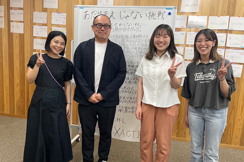コピーライティング合宿時に撮影した一枚。伊藤さんは右端