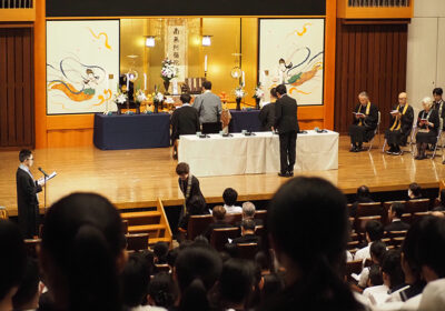 礼讃歌「しんじんのうた」が響くなかでの代表焼香