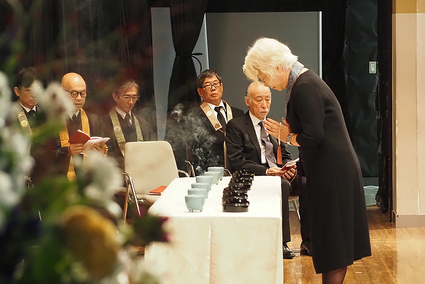 手を合わせる小西聖子学長