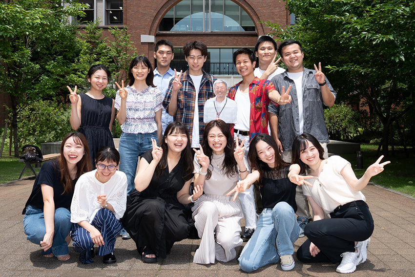 「ういちゼミ」の仲間たちと。前列右から2人目が高田さん