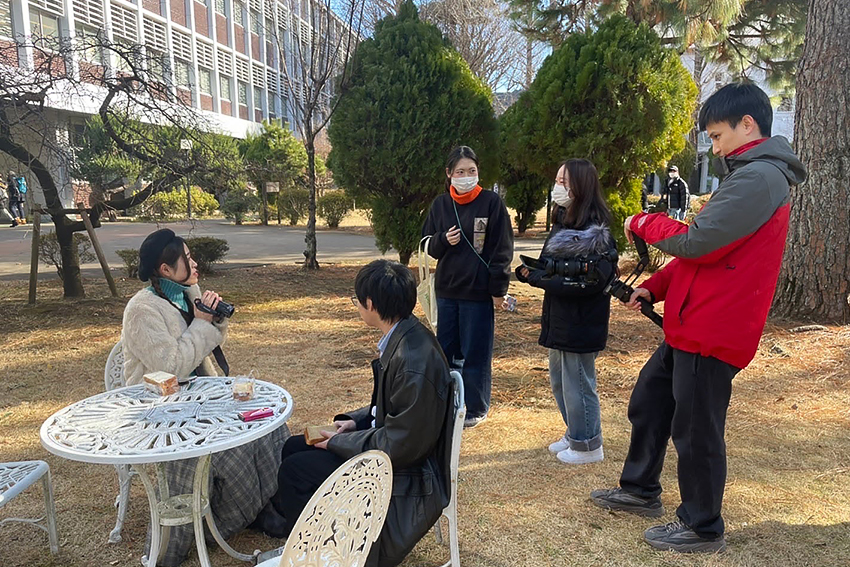 在学中は短編映画を2本撮影。右から2人目が高田さん